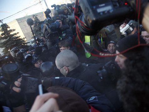 Корреспондент "МК"связался с лидером "Левого фронта"