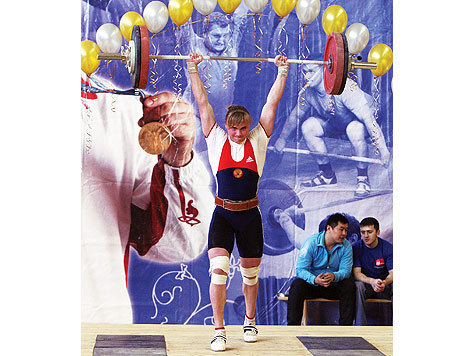 Золотую медаль в самой престижной весовой категории на недавно завершившемся юниорском первенстве мира по тяжелой атлетике завоевала москвичка из МГФСО Юлия Коновалова.