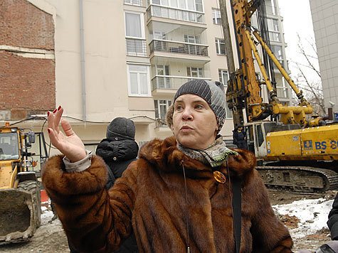 Борцы против гостиницы Михалкова начали ломать ворота стройки
