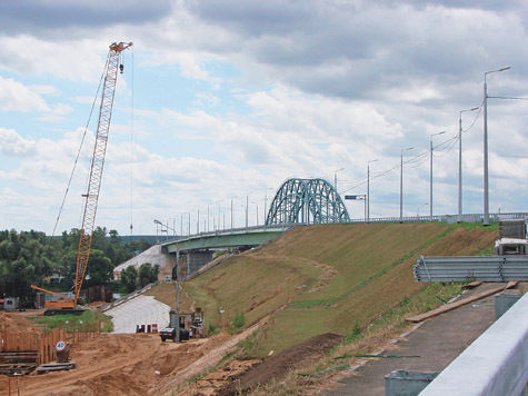 На полгода раньше открыли новый мост через Москву-реку, соединяющий БРОННИЦЫ и Малое Московское кольцо