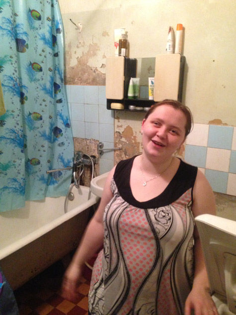 Государство сначала отняло у москвички-инвалида жилье, а теперь хочет забрать детей — поскольку нет жилья