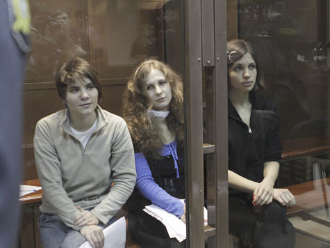 Активистка скандального коллектива Pussy Riot, осужденная на два года за "панк-молебен" в храме Христа Спасителя, 26 апреля поедет на рассмотрение ходатайства об освобождении