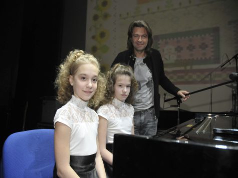 Знаменитый певец отыскал нижегородских пианисток в интернете