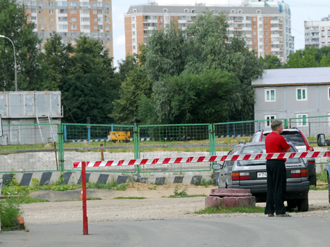 Свалить всю вину за повреждение своего автомобиля шлагбаумом на контролера КПП не удалось жителю подмосковной Коломны