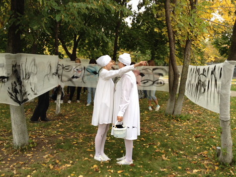 Художники вместе с детьми расписали стометровое полотно из марли