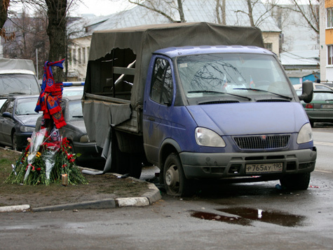 Авария в Бирюлеве вобрала в себя все “приметы нашего времени”: погибших фанатов; женщину-лихачку; толпу, требующую суда Линча; пьяное быдло, крушащее чужие автомобили