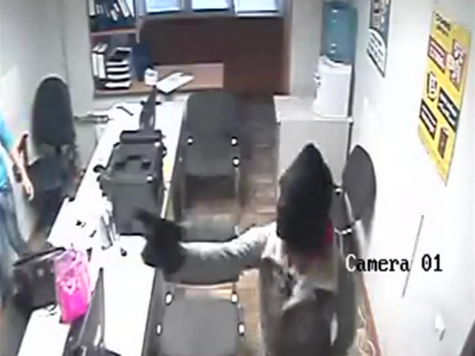 Девушка с чулком на голове ограбила офис микрозаймов