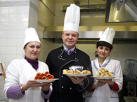 Репортер “МК” изучила особенности депутатской кухни на Масленицу