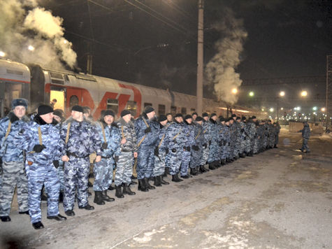 Через сколько прибыл омон. ОМОН В электричке. ОМОН на вокзале. ОМОН на железной дороге. Сводный отряд полиции Новосибирска.