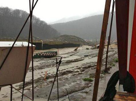 Часть насыпной дамбы, отделяющей вахтовый поселок от реки Мзымта под Сочи, была смыта сильным дождем