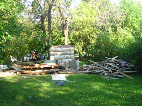 По словам очевидцев, голубятню разобрали на части и увезли рабочие, которые сносили “ракушки”