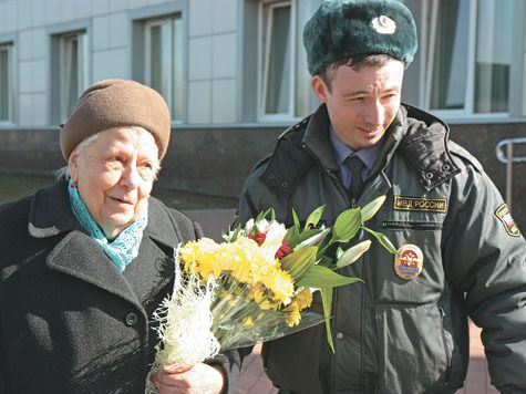 В подарок полицейские вручили старушкам тонометр и мультиварку