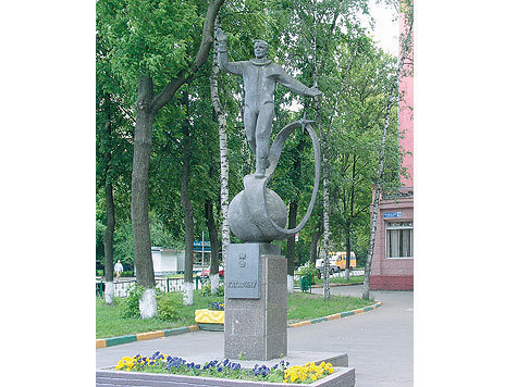Свидетелями таинственных манипуляций с памятником Юрию Гагарину стали в ночь на четверг редкие прохожие в подмосковных Люберцах
