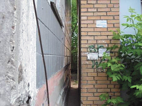 33-сантиметровый проход между многоэтажкой и магазином перессорил жителей подмосковной Дубны