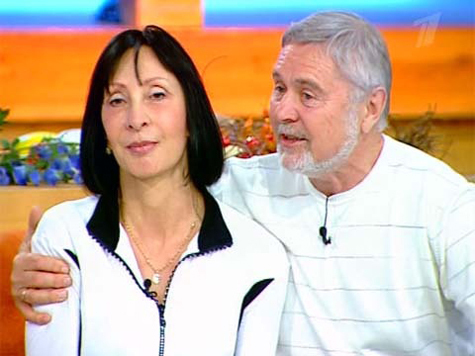 Российский дипломат читает стихи со сцены