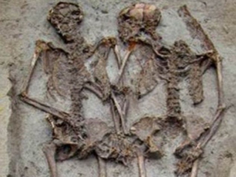 Пара, как полагают, была похоронена вместе 1500 лет назад, закате Римской империи