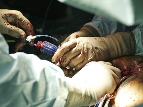 Если во время платной операции что-то пойдет не так, то спасать жизнь пациенту будут уже безвозмездно