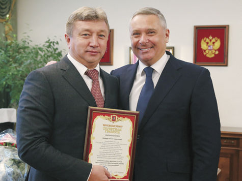 Алексей Воробьев и все присутствующие поздравили с днем рождения генерального директора ЦО «Самбо-70» Рената Лайшева