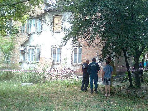 В Таганроге обрушился фрагмент стены жилого аварийного дома