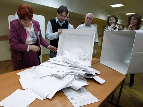 Прорваться силой на избирательный участок в школе №532 попытался в ночь на понедельник 45-летний Олег Горбачев