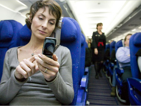 Авиапассажиры  уже могут пользоваться мобильником в полете