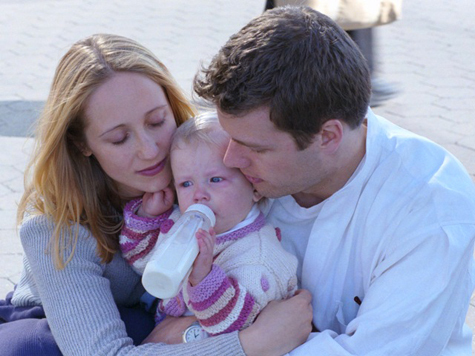 С 1 сентября 2012 семейные пары, желающие взять приемного ребенка, обяжут проходить специальное обучение