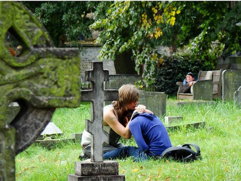 Хорошо ли знакомиться на кладбище и можно ли обрести личное счастье путем подлога, обмена и наряда?