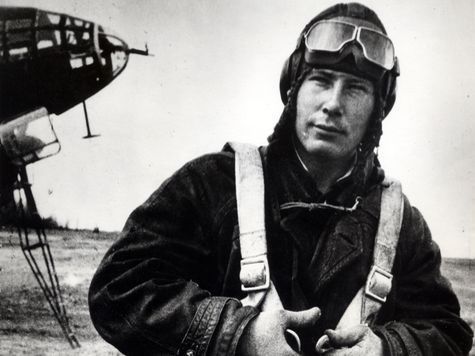 Героя Советского Союза летчика Василия Минакова от гибели спасли пехотная каска и фотография будущей жены