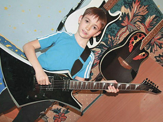 12-летний вундеркинд Вова Черноклинов из Ногинского района убежден: «Имя гитары — это имя человека»