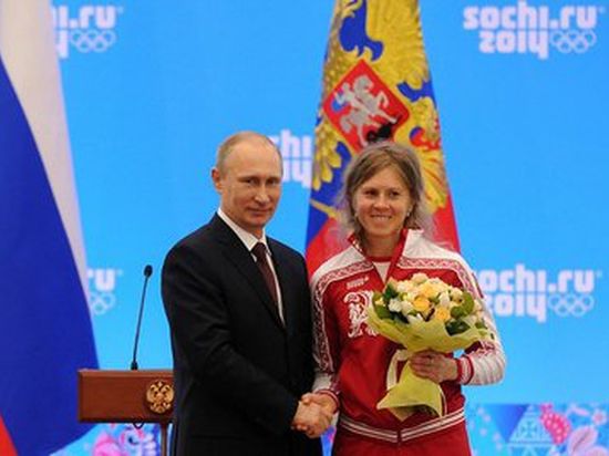Владимир Путин вручил омской биатлонистке Яне Романовой медаль «За заслуги перед Отечеством»
