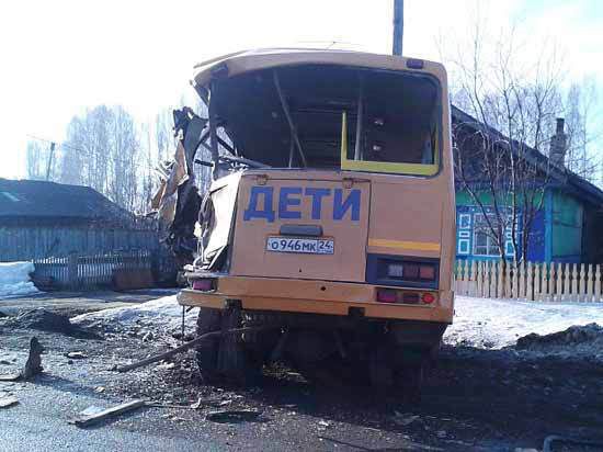 Семеро детей пострадали в аварии со школьным автобусом