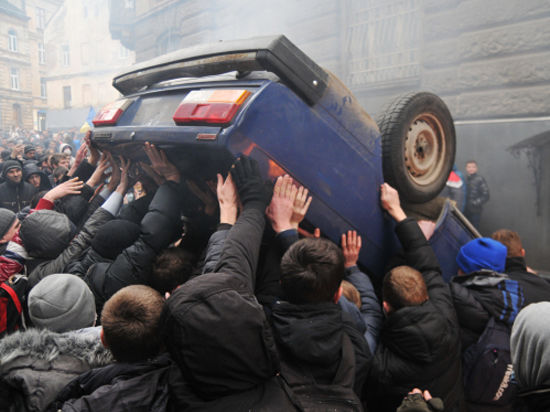 Спецкор «МК» поговорил с Луценко и силовиками, которые приехали «защищать Майдан»

