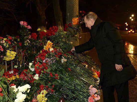 В городе президент России провел совещание по борьбе с терроризмом и посетил больницу, где находятся пострадавшие в теракте