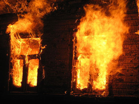 В Троицке (Челябинская область) при пожаре в жилом доме погибли два человека. 