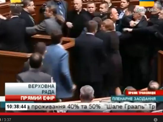 Во время речи Петра Симоненко депутаты из «Свободы» набросились на оппонентов