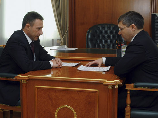 В четверг, 17 апреля, Игорь Холманских провел рабочую встречу с главой региона Владимиром Якушевым 
