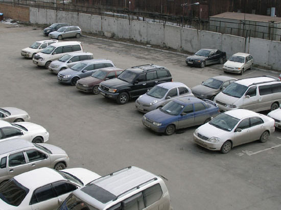 Городские власти намерены открыть до конца года 100 муниципальных автостоянок