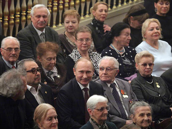 Президент смотрел спектакль сидя в зале — вместе с ветеранами войны и блокадниками


