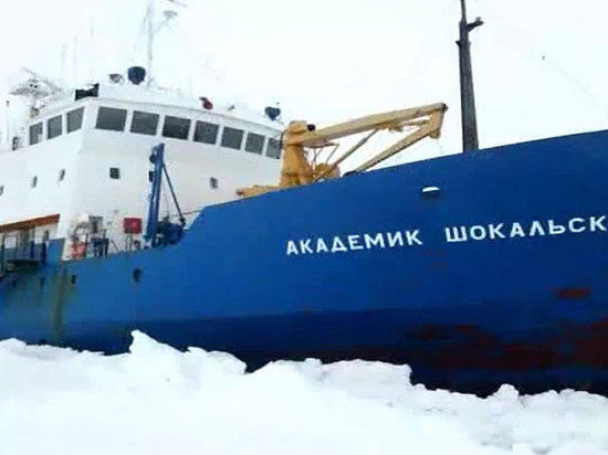 Китайский ледокол до российского судна дойти не смог
