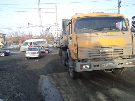 В Тракторозаводском районе Челябинска в воскресенье, второго марта, произошла авария с участием трех автомобилей — двух легковушек и грузовика. 