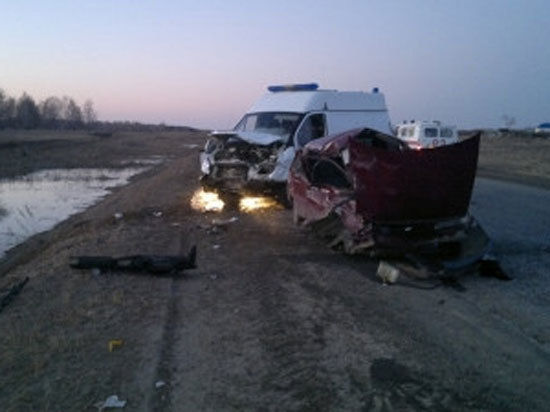 На трассе Челябинск — Троицк произошла авария с участием легкового автомобиля и машины скорой помощи.