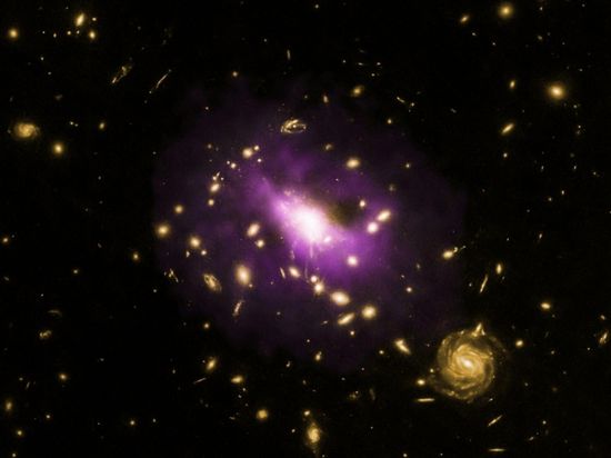 Сверхгигантская черная дыра расположена внутри галактического скопления RX J1532.9+3021