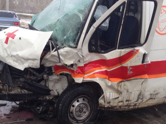 В Верхнем Уфалее (Челябинская область) водитель машины скорой помощи, торопившийся доставить в больницу тяжелобольного пациента, допустил опрокидывание автомобиля в кювет. 