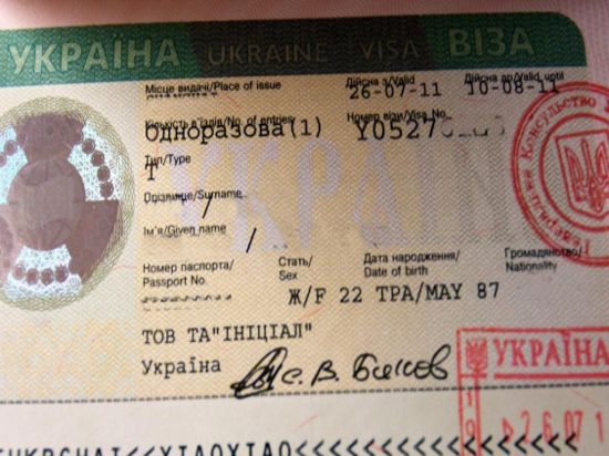 Россияне смогут попасть в Украину только с платной визой в загранпаспорте