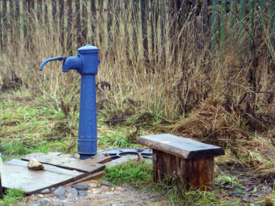 В Пряжинском районе единственный источник водоснабжения для 20 домов не могут починить с начала года