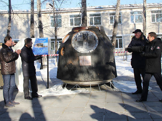 Вице-премьер Дмитрий Рогозин поучаствовал в установке капсулы спускаемого космического корабля в Углегорске