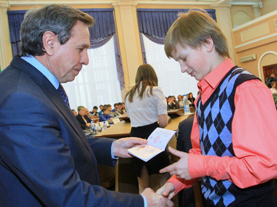 В мэрии Новосибирска прошла торжественная церемония вручения паспортов 14-летним новосибирцам