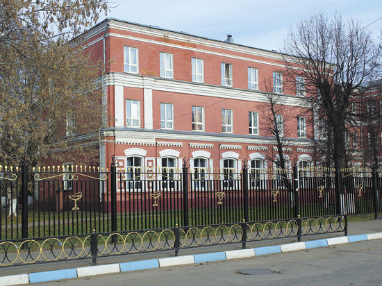 Это красное кирпичное здание на высоком берегу Борисоглебского озера до сих пор одно из главных достопримечательностей города Раменское