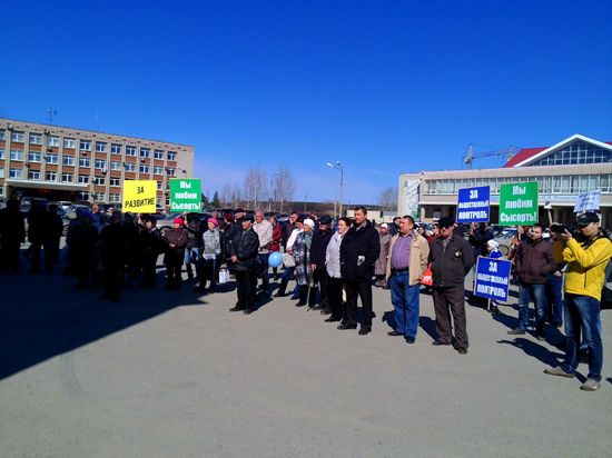 В Сысерти прошел общественный митинг против «колбасного» мэра Карамышева

