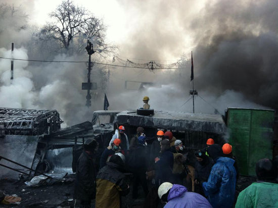 Самоубийцу, повесившегося на Майдане, долго не замечали — мешали лозунги Самоубийцу, повесившегося на Майдане, долго не замечали — мешали лозунги